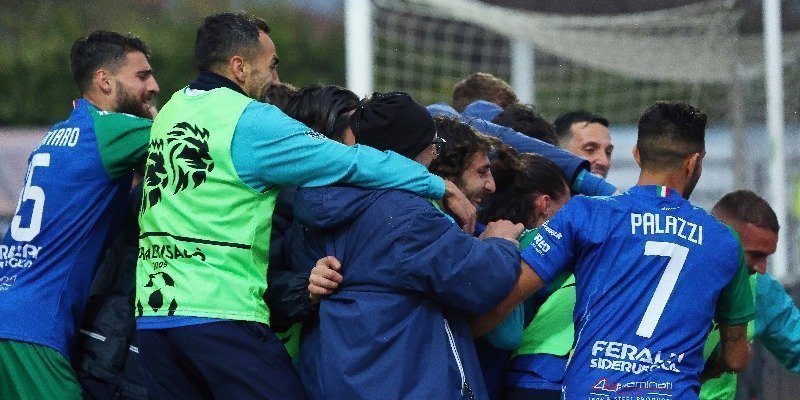 Catanzaro, Reggiana, Feralpisalò: Um pouco sobre os três times que  celebraram o acesso na Serie C da Itália